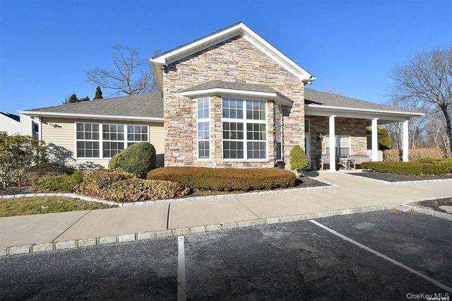 34 Cranberry Circle, Medford, NY 11763