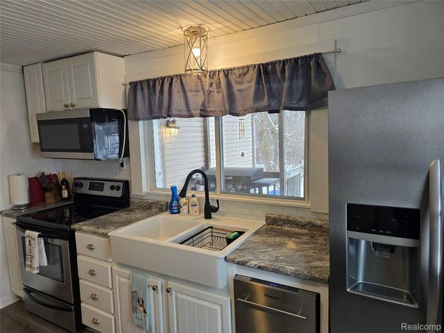 2719 Deland Road, Waterford Charter Township, MI 48329