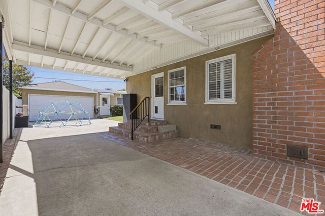 2221 N Valley Street, Burbank, CA 91505