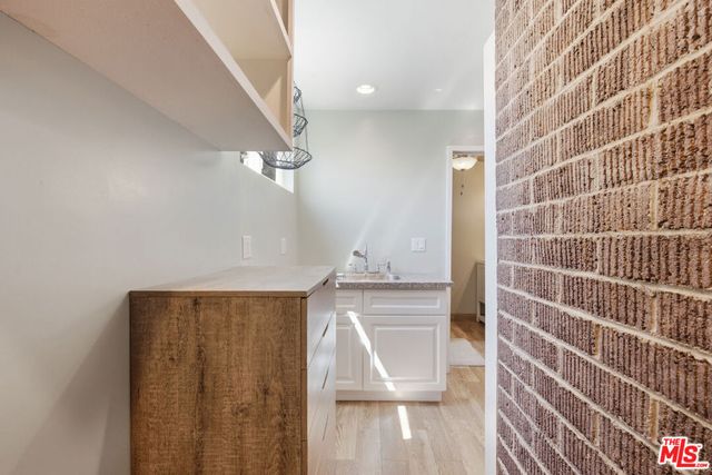 2221 N Valley Street, Burbank, CA 91505