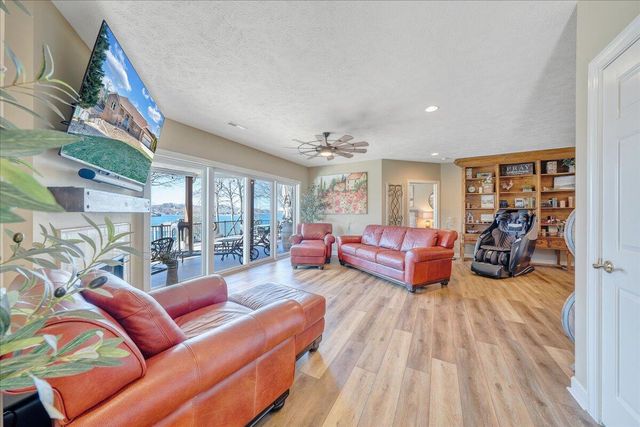 137 Ventnor AVE, Moneta, VA 24121