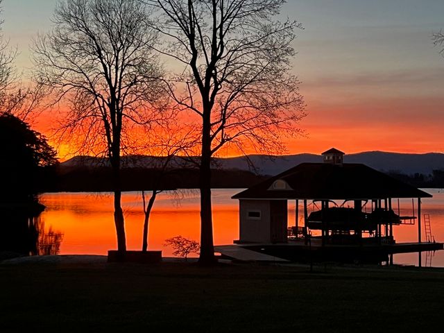 137 Ventnor AVE, Moneta, VA 24121