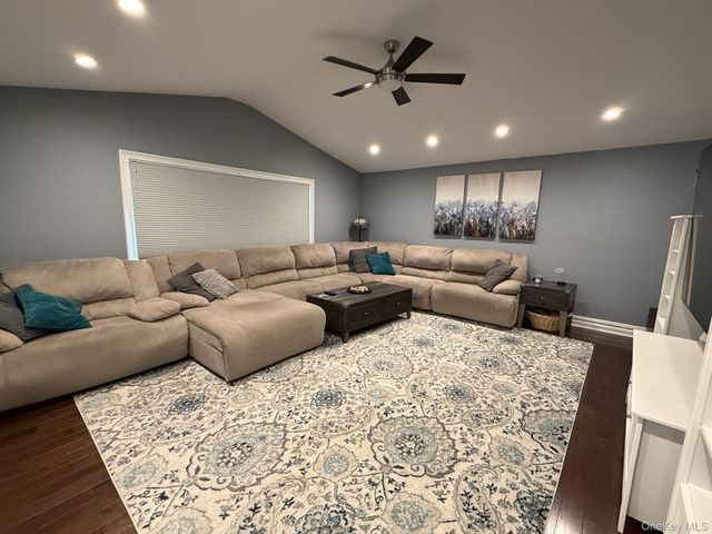 3 Pimlico Court, Commack, NY 11725