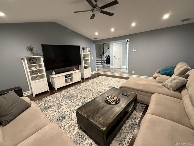 3 Pimlico Court, Commack, NY 11725