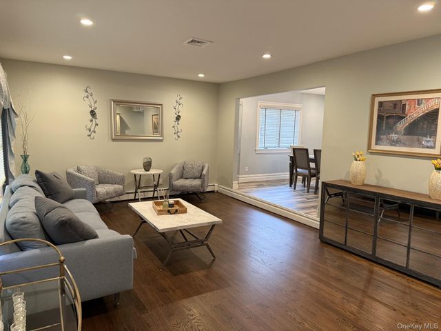 3 Pimlico Court, Commack, NY 11725