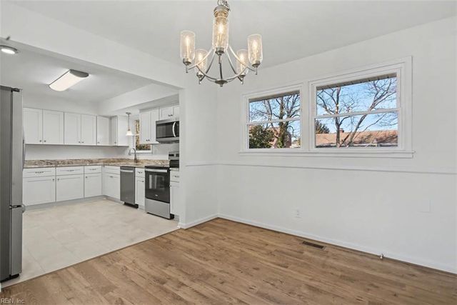 6 Barron DR, Newport News, VA 23608