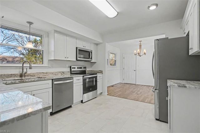 6 Barron DR, Newport News, VA 23608