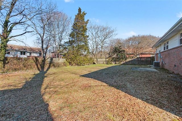 6 Barron DR, Newport News, VA 23608