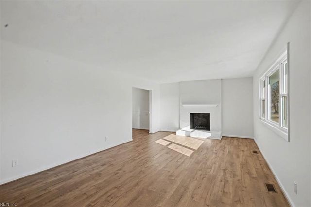 6 Barron DR, Newport News, VA 23608