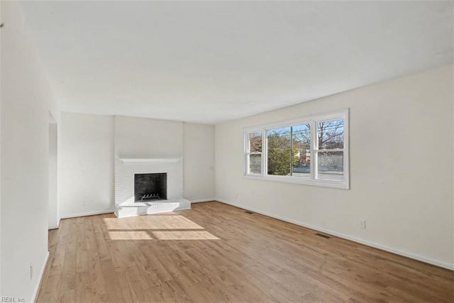 6 Barron DR, Newport News, VA 23608