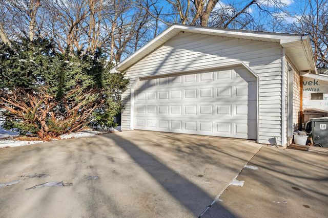 1916 Rainbow Drive, Cedar Falls, IA 50613