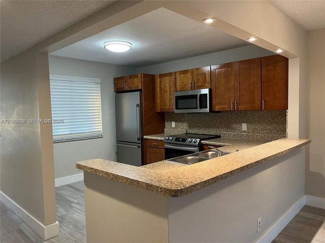 436 Lakeview Dr 203, Weston, FL 33326