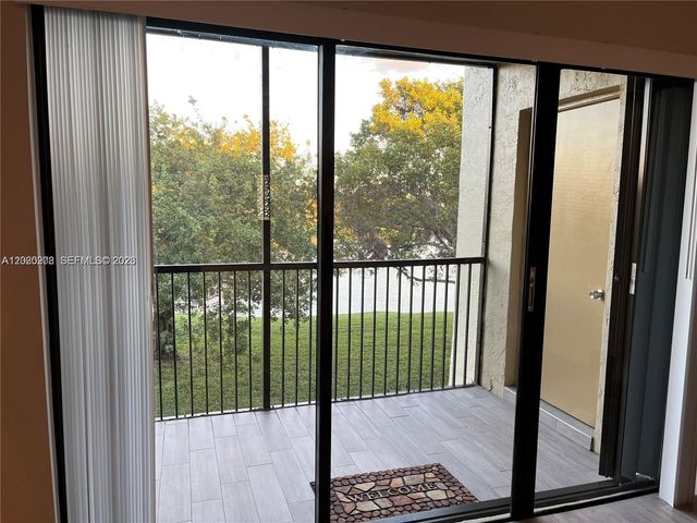 436 Lakeview Dr 203, Weston, FL 33326