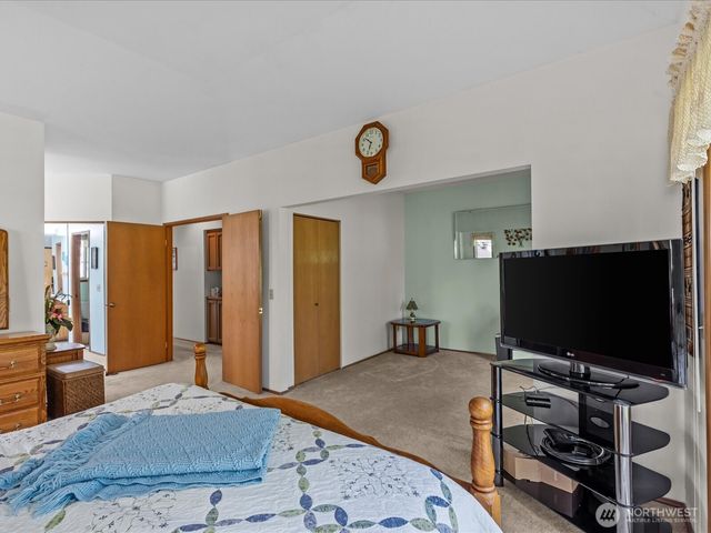 25719 Lake Wilderness Country Club Drive SE, Maple Valley, WA 98038