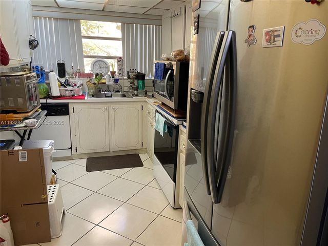 940 NE 199th St 209, Miami, FL 33179