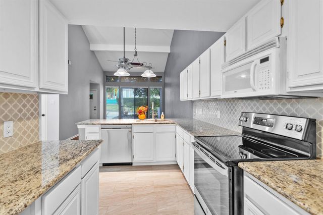 15 April Village, Conroe, TX 77356
