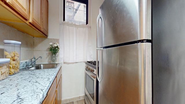 2157 33rd St Apt 1H, New York City, NY 11105