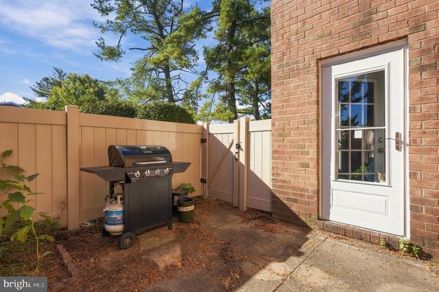 2016 HARBOUR DR E, Palmyra, NJ 08065