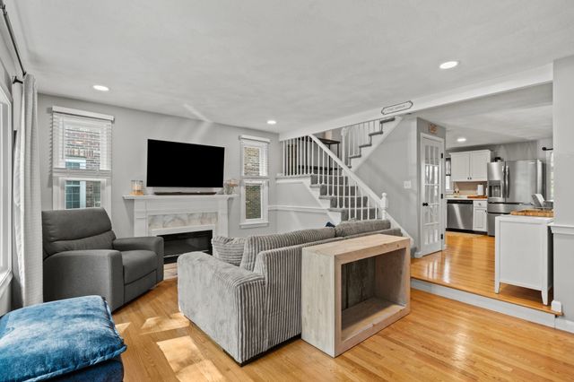 278 Wellman Ave 278, Chelmsford, MA 01863