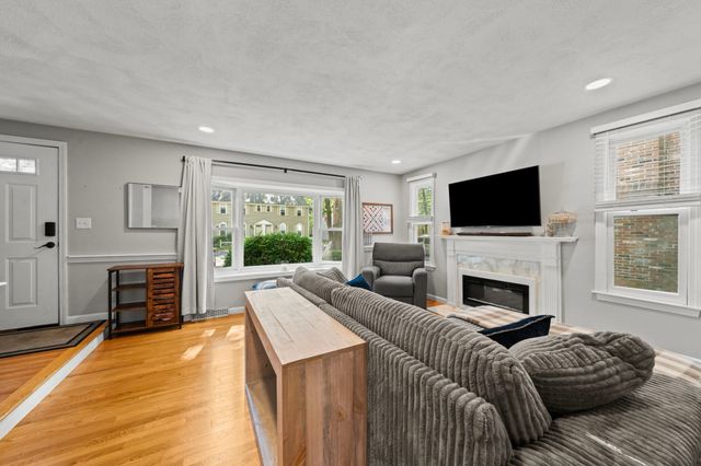 278 Wellman Ave 278, Chelmsford, MA 01863