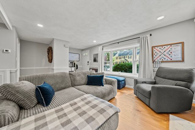 278 Wellman Ave 278, Chelmsford, MA 01863
