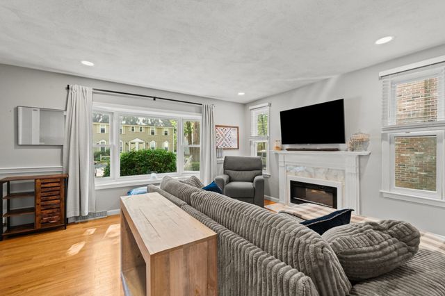 278 Wellman Ave 278, Chelmsford, MA 01863