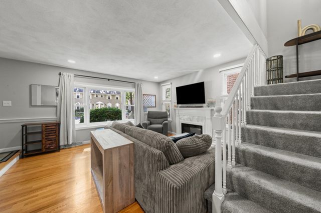278 Wellman Ave 278, Chelmsford, MA 01863