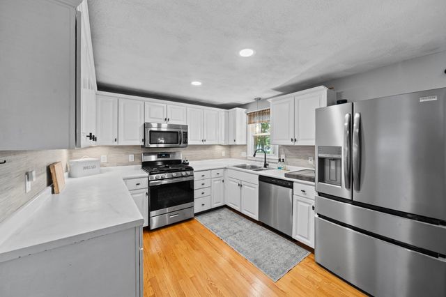 278 Wellman Ave 278, Chelmsford, MA 01863