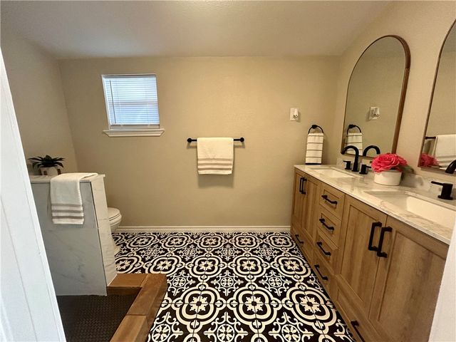 516 E Alice Ave, Kingsville, TX 78363