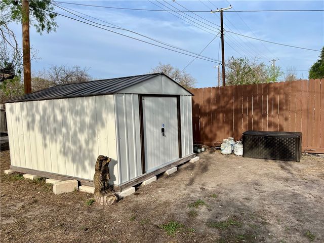 516 E Alice Ave, Kingsville, TX 78363