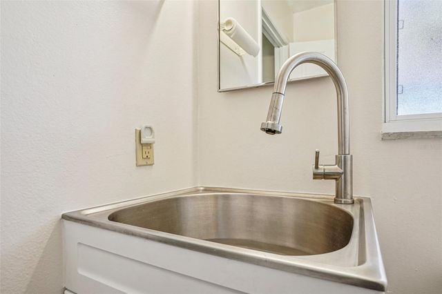 37048 COUNTY ROAD 452, Grand Island, FL 32735