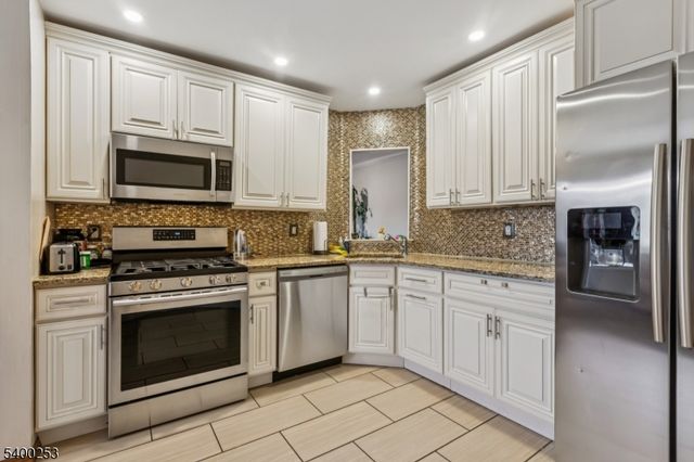 36 Farnham Sq, Sayreville Boro, NJ 08859