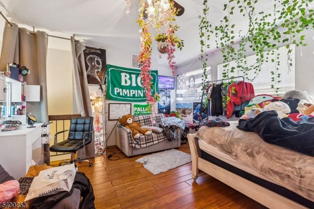 36 Farnham Sq, Sayreville Boro, NJ 08859