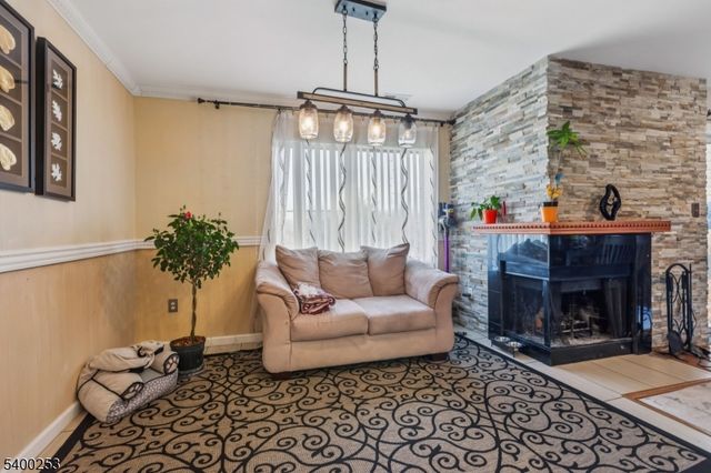 36 Farnham Sq, Sayreville Boro, NJ 08859