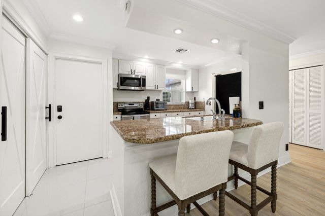 556 SW 24th Avenue, Boynton Beach, FL 33435