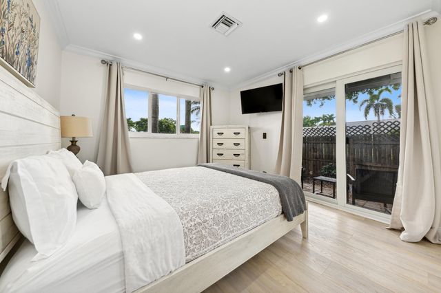 556 SW 24th Avenue, Boynton Beach, FL 33435