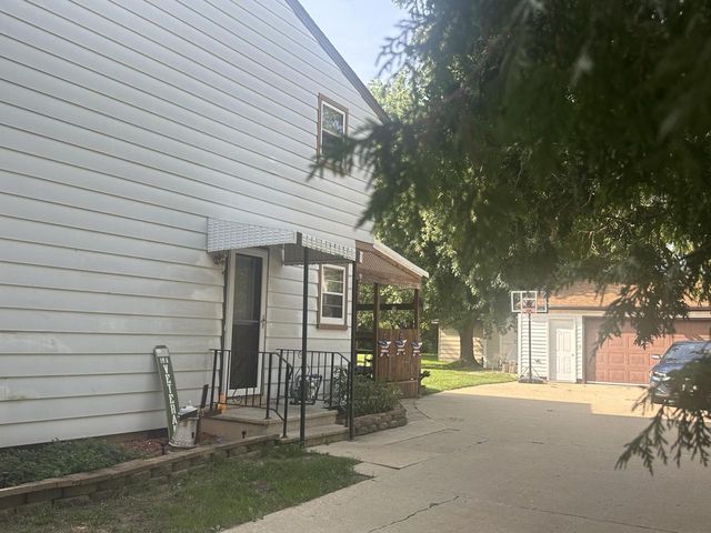 310 W Uncas AVENUE, Milwaukee, WI 53207
