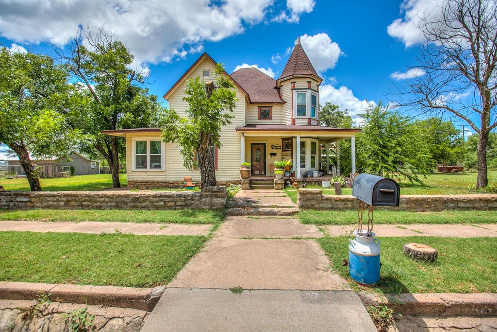 Image 1 of property listing at 205 N 9th Street, Ballinger, TX 76821