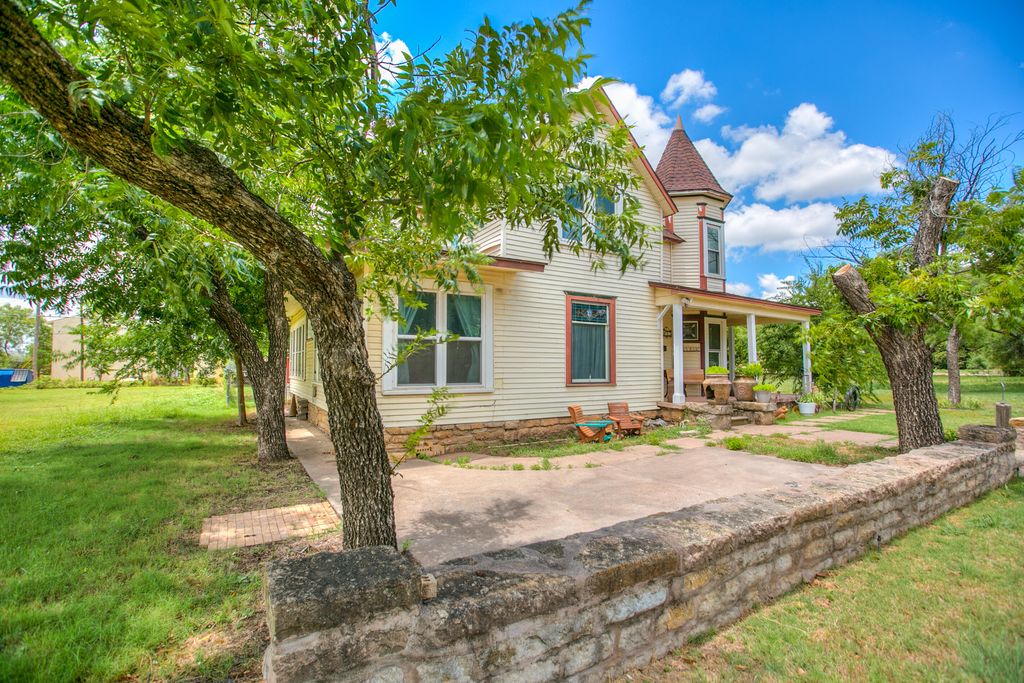 Image 2 of property listing at 205 N 9th Street, Ballinger, TX 76821