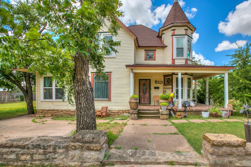 Image 3 of property listing at 205 N 9th Street, Ballinger, TX 76821