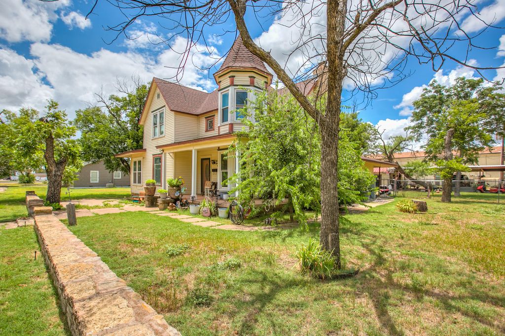 Image 4 of property listing at 205 N 9th Street, Ballinger, TX 76821