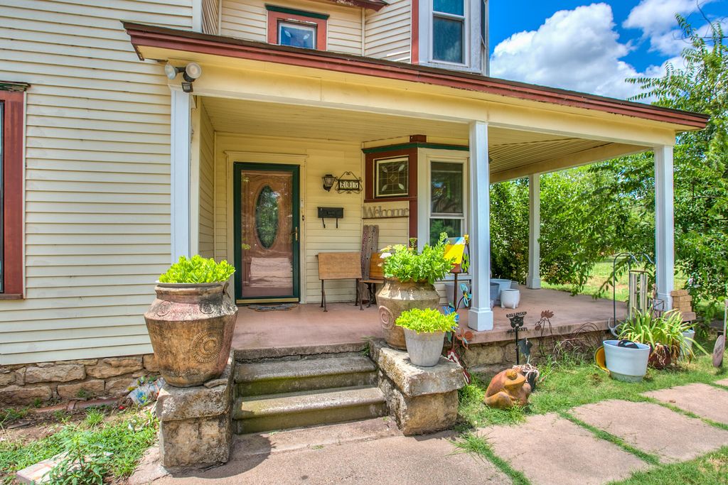 Image 5 of property listing at 205 N 9th Street, Ballinger, TX 76821