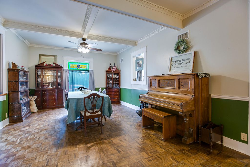 Image 8 of property listing at 205 N 9th Street, Ballinger, TX 76821