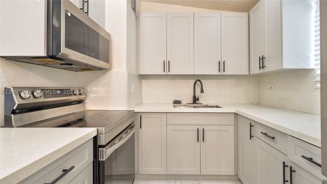 4250 SW 39th St, West Park, FL 33023