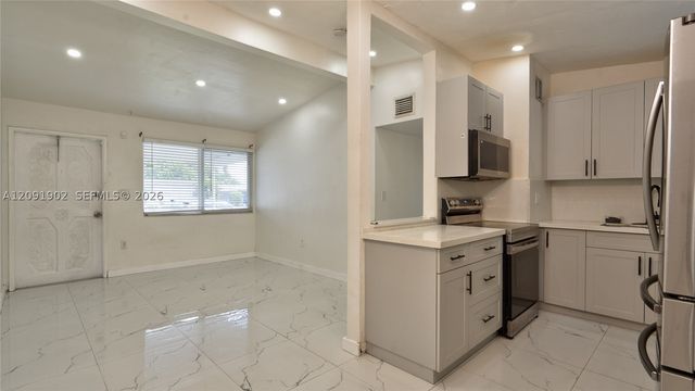4250 SW 39th St, West Park, FL 33023