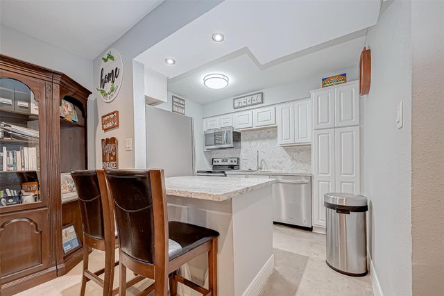 1860 White Oak Drive 375, Houston, TX 77009