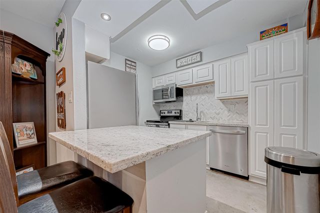 1860 White Oak Drive 375, Houston, TX 77009