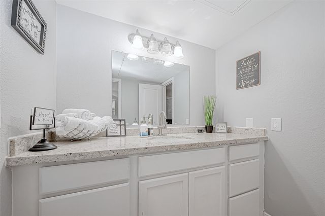 1860 White Oak Drive 375, Houston, TX 77009