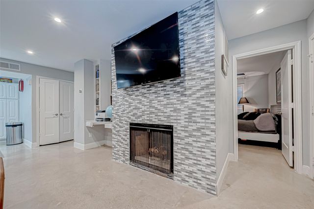 1860 White Oak Drive 375, Houston, TX 77009