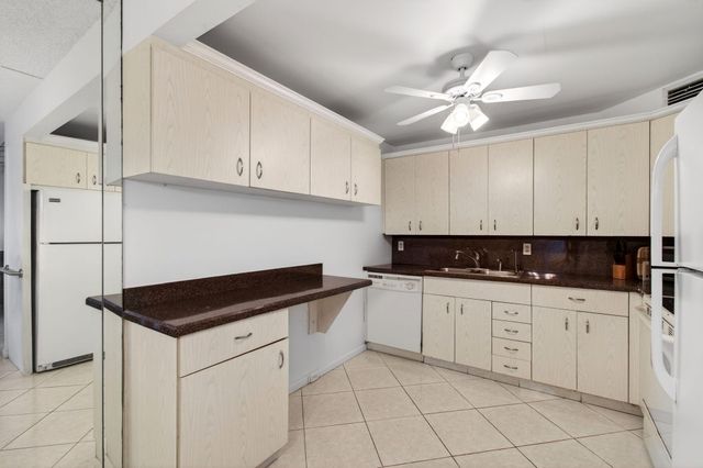 1009 Hythe A, Boca Raton, FL 33434